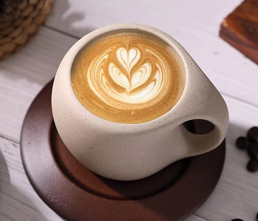 Retro Mat Brun Keramisk Te- og Kaffekop Sæt med Træunderlag – 250 ml, Med Håndtag