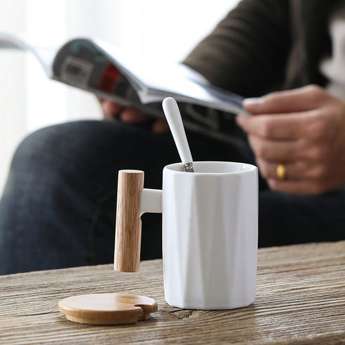 330 ml nordisk, mat, hvid keramikkrus med træhåndtag, låg og ske.